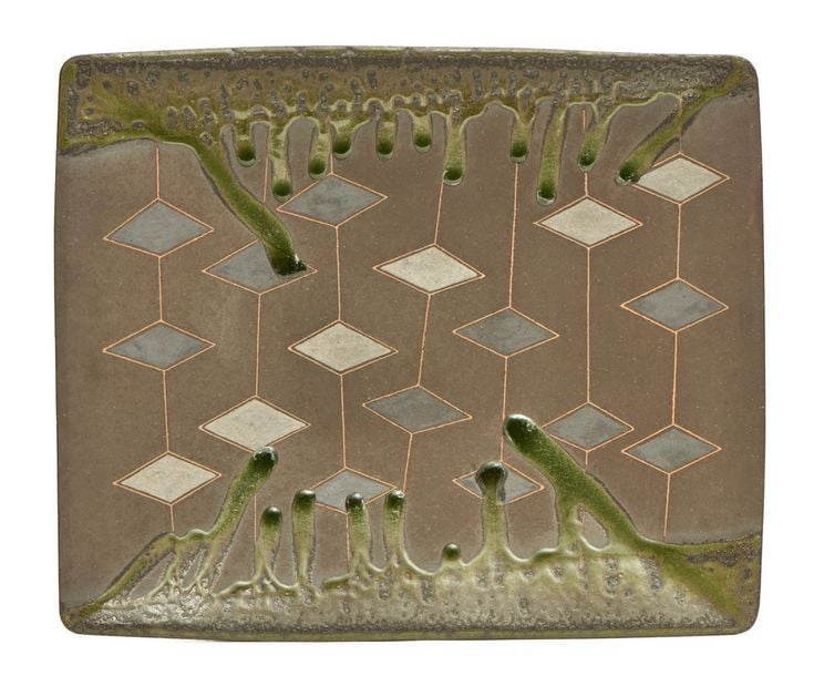 Plateau en grès rectangulaire décoré de motifs géométriques de losanges couleur argent, et sur les côtés de glaçure verte dégoulinant
