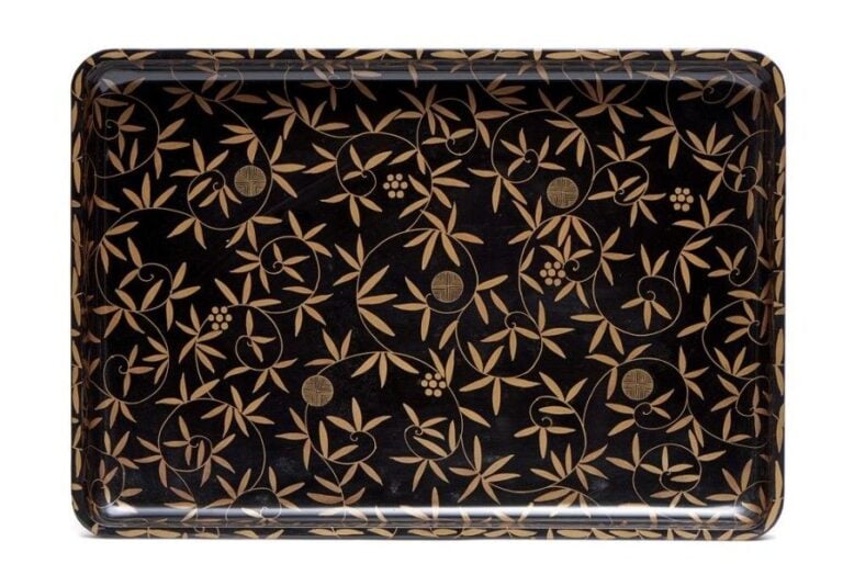 Plateau garni de laque noire (hirabuta) décoré de laque maki-e dorée et de volutes florale