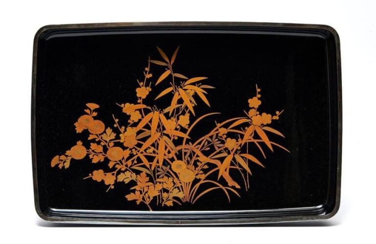 Plateau (hirobuta) laqué noir avec bordure argenté