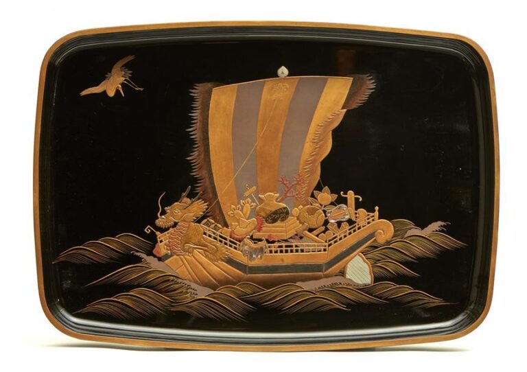 Plateau hirobuta laqué noir décoré d'un bateau dragon rempli d'objets de bons auspices en or, en laque takamakie argent agrémentée de rouge, et quelques incrustations de nacr