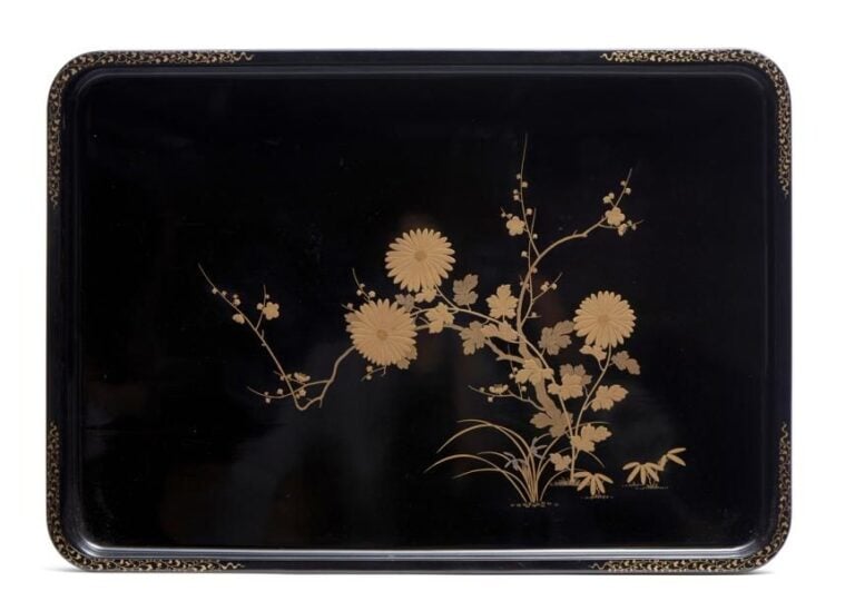 Plateau hirobuta laqué noir et figurant un décor en relief en laque maki-e dorée représentant les quatre plantes nobles (abricotier du Japon,