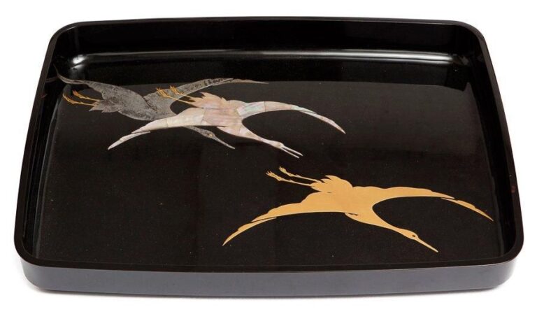 Plateau laqué de couleur noire (hirabuta) décoré d'un motif de grues japonaises en plein vol, le tout garni de laque maki-e dorée et argentée et d'incrustations de nacr