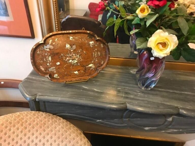 Plateau marqueté et vase en cristal rose