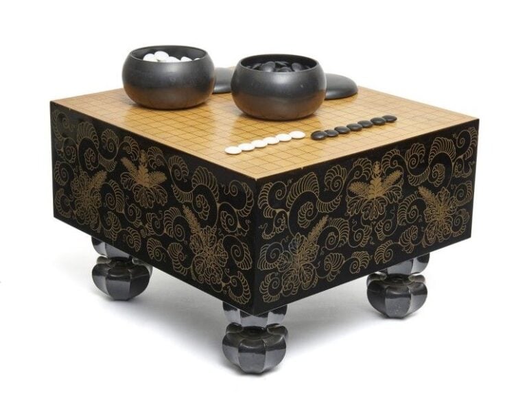 Plateau pour jeu de «go» laqué noir sur les bord