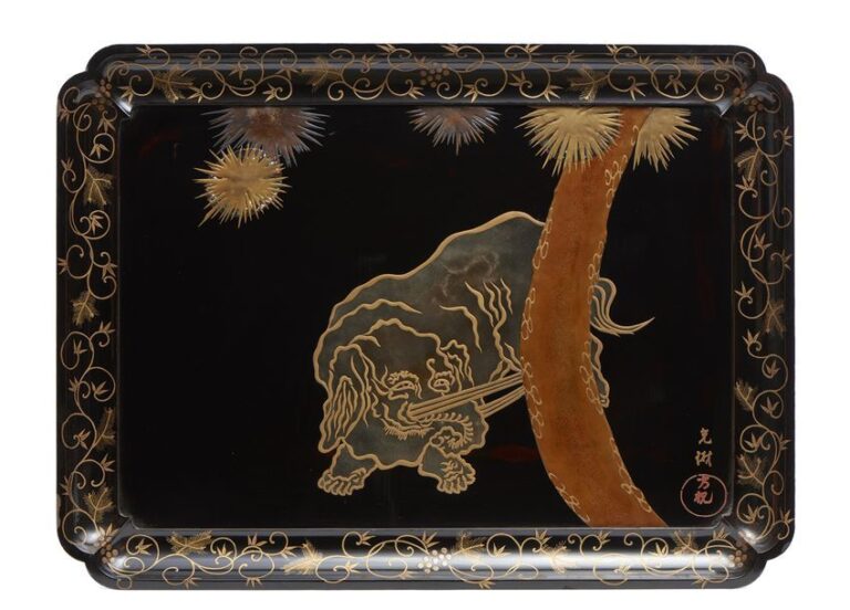 Plateau rectangulaire laqué noir (hirobuta) orné d'un motif en laque makie marron, dorée et argentée et incrusté de nacre (raden) d'un éléphant et d'un arbre, signé: K?rin et Masatoki (le nom personnel du maître de laque et designer Ogata K?rin), la bordure représente des rouleaux floraux en laque makie doré