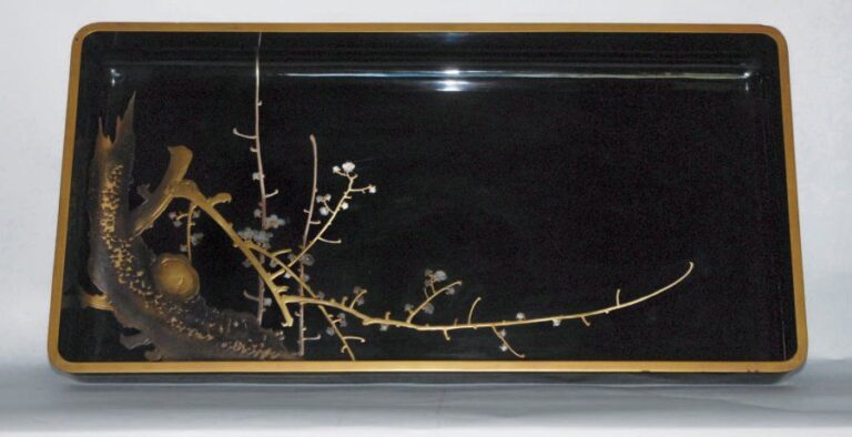 Plateaux laqués avec un décor doré et argenté à la feuille représentant un motif Ogata Korin avec un tronc d'arbre et des kakis, Di