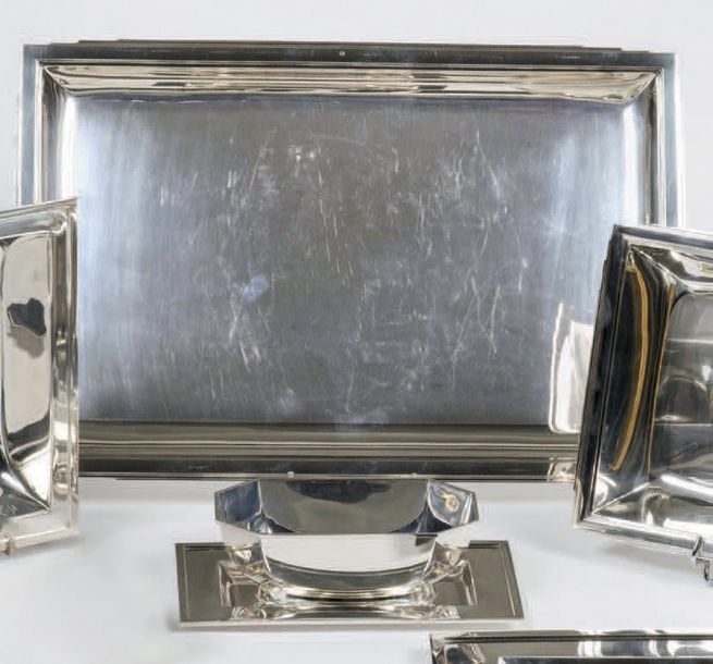 PLATERIE en argent comprenant deux plats rectangulaires, une jatte, une saucière en argent un