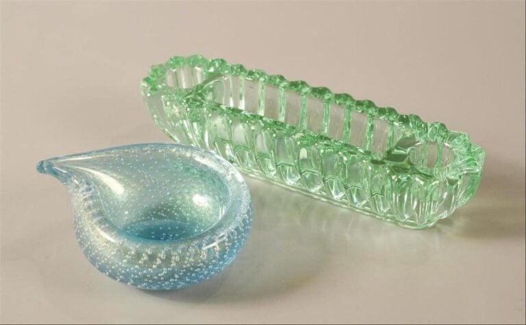 Plumier-encrier en verre ouralin vert moulé à côte