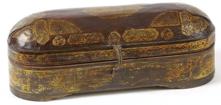 Plumier - Qalamdan Papier mâché recouvert de cuir estampé et doré Turquie, XVIIe - XVIIIe siècle, Empire Ottoman Hauteur: 13; Largeur: 33,5; Profondeur: 11,5 cm Le décor estampé est à rapprocher des reliures ottomanes de cette période