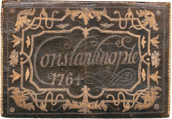 POCHETTE Pochette en cuir brodée de fils d'or, à décor floral sur le devant, le dos inscrit Constantinople 176