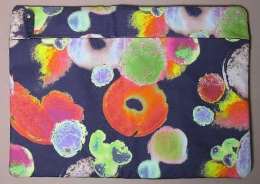 POCHETTE pour ORDINATEUR en toile indigo imprimée d'un motif abstrait fluorescent et cuir à la couleur offerte à l'occasion du lancement du parfum "Catch Me