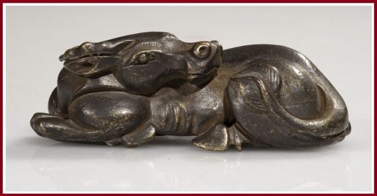 POIDS A ROULEAU ZOOMORPHE EN BRONZE A PATINE BRUNE