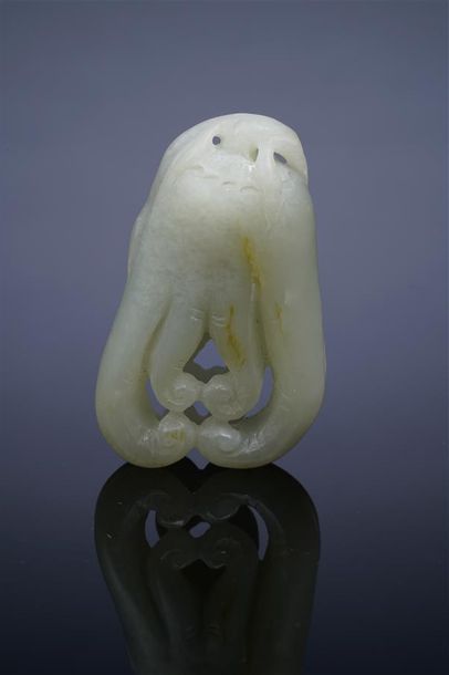 POIDS DE LETTRE / A ROULEAU EN JADE NEPHRITE BLANC SCULPTE A L'EFFFIGIE D'UNE MAIN DE BOUDDHA