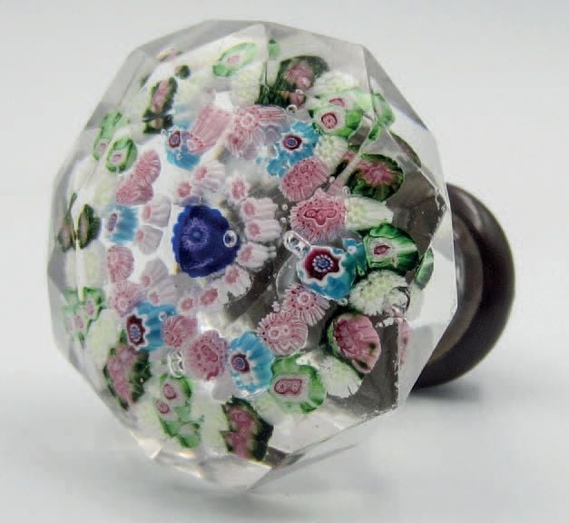 Poignée de porte à motif de trois cercles concentriques de bonbons polychromes dont des roses de Clichy vertes et roses et des roses blanches et verte