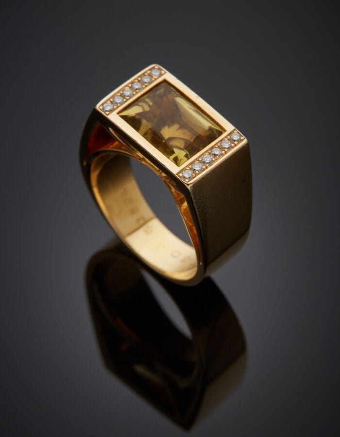 POIRAY - BAGUE "chevalière" en or jaune (750‰) serti d'une citrine rectangulair…