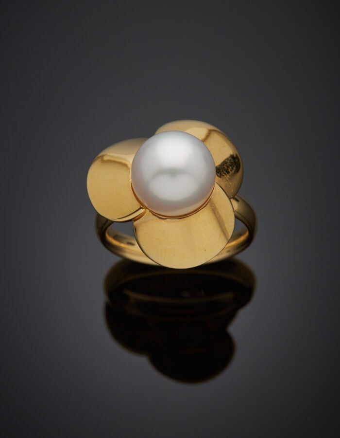 POIRAY - BAGUE "trèfle" en or jaune (750‰) orné d'un perle de culture blanche.…