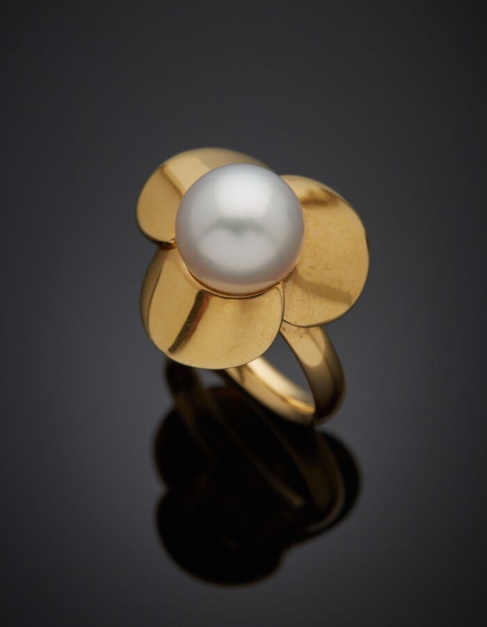 POIRAY - BAGUE "trèfle" en or jaune (750‰) orné d'un perle de culture blanche.…