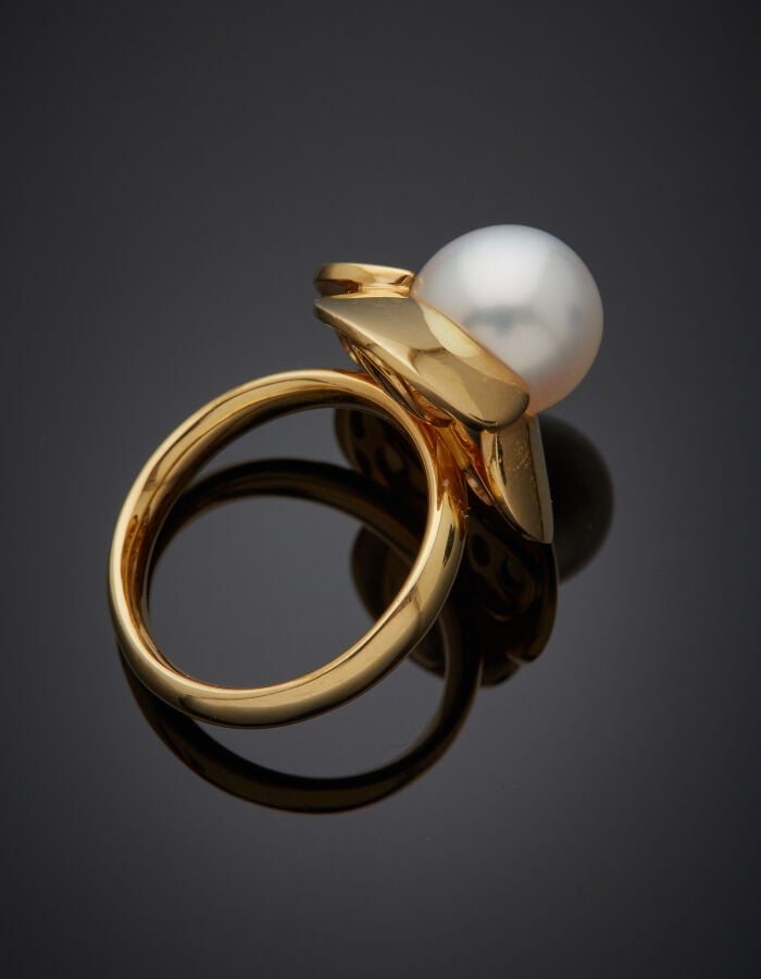 POIRAY - BAGUE "trèfle" en or jaune (750‰) orné d'un perle de culture blanche.…
