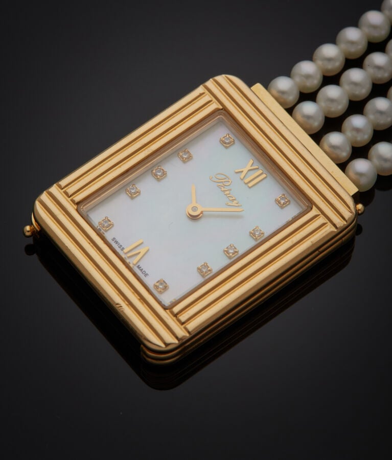POIRAY - BRACELET MONTRE rectangulaire de dame en or jaune (750‰). Lunette godr…