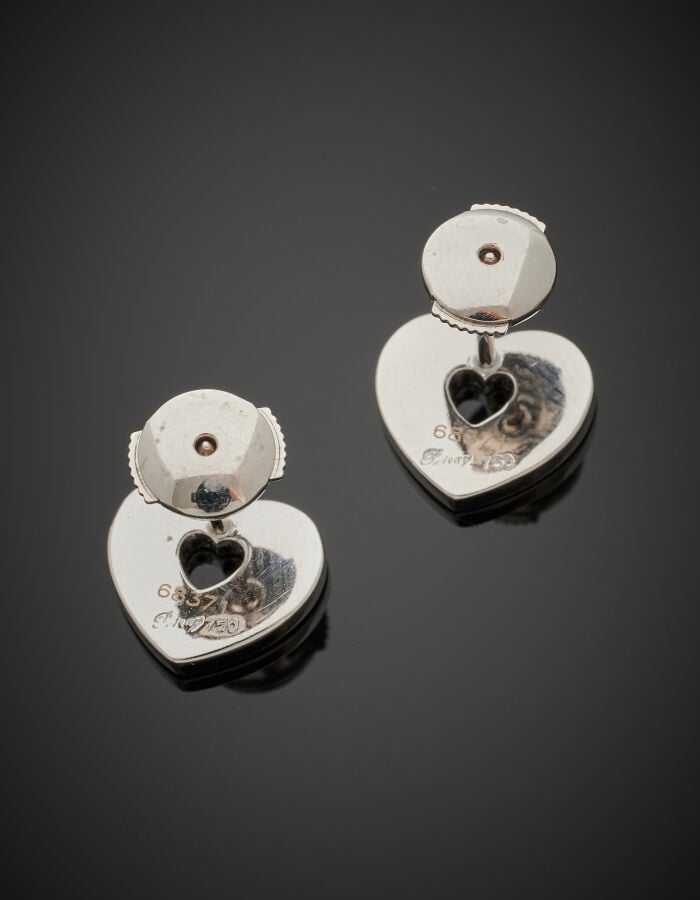 POIRAY - Paire de CLOUS d'OREILLES "Coeur secret" (750‰) ajouré, pavé de diaman…