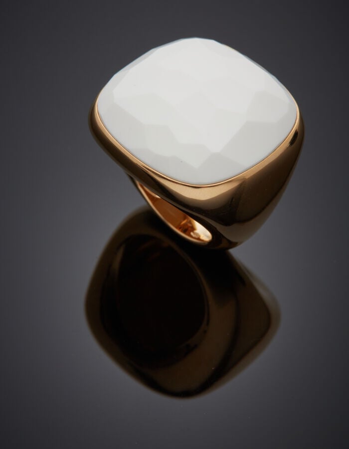 POMELLATO - BAGUE modèle "Victoria" en or rose (750‰) orné d'un cacholong facet…
