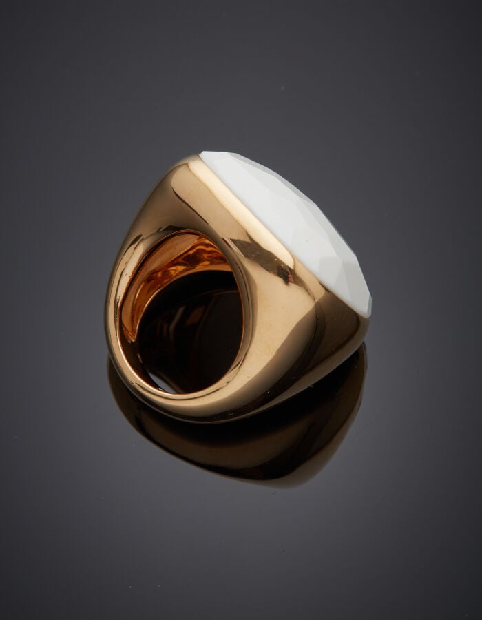 POMELLATO - BAGUE modèle "Victoria" en or rose (750‰) orné d'un cacholong facet…