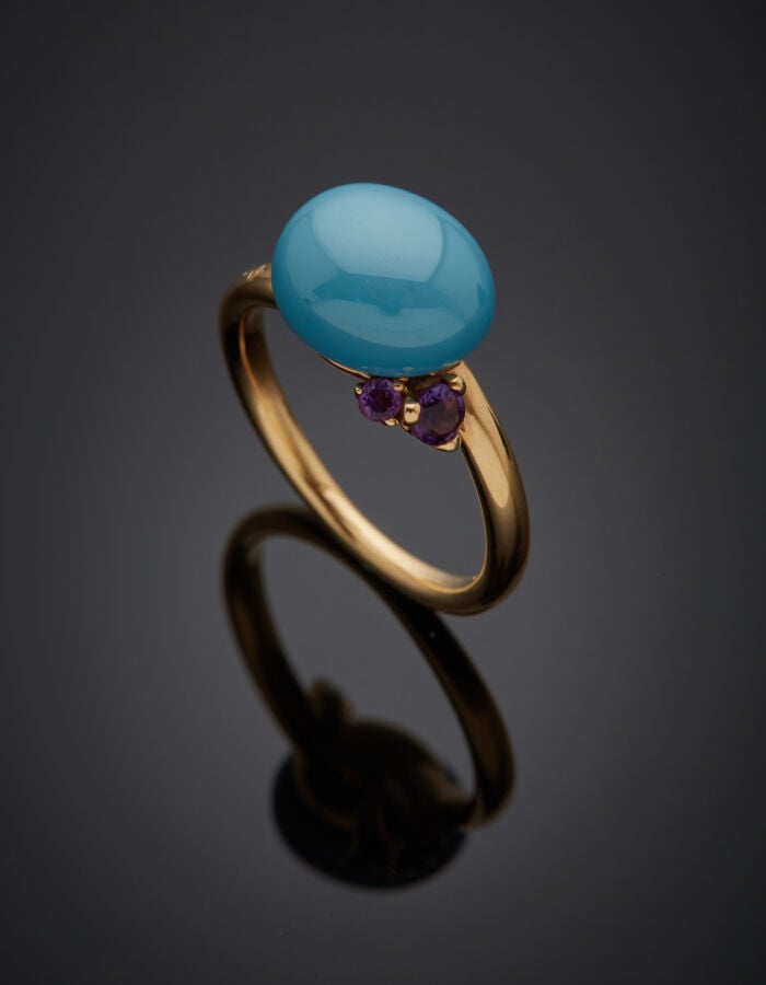 POMELLATO - BAGUE or jaune (750‰) serti d'une perle de turquoise de forme bouto…