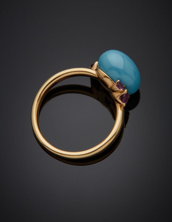POMELLATO - BAGUE or jaune (750‰) serti d'une perle de turquoise de forme bouto…