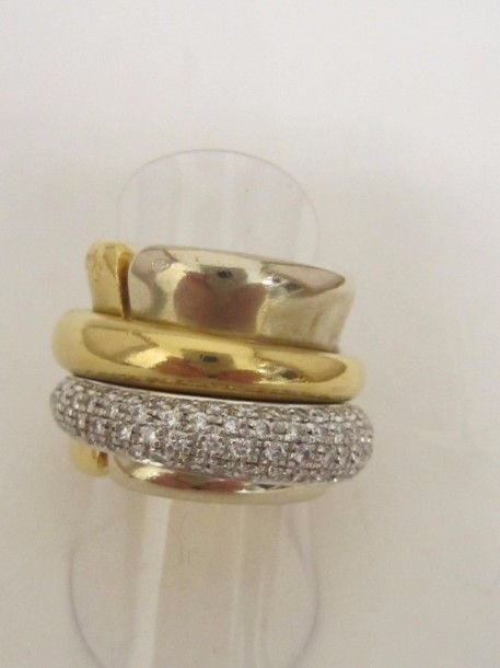 POMELLATO Large BAGUE en or jaune et or gris (750 millièmes) incurvé rehaussé de deux anneaux mobiles dont un pavé de diamants taille brillan