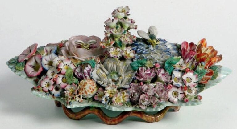 Porcelaine de Paris Encrier figurant un panier à anse à décor polychrome en relief de fleurs et de deux guêpe