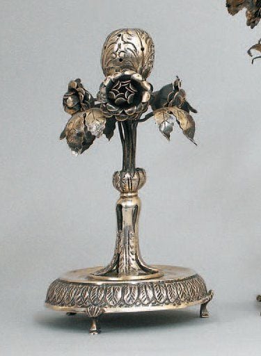 PORTE-CURE-DENTS en argent posant sur un pied feuillagé à tige centrale représentant un bouque