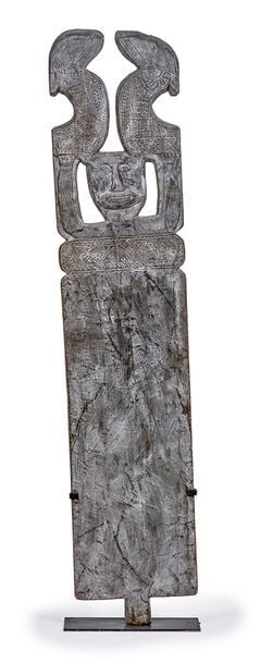 Porte en bois sculpté, gravé et patiné, à décor d'un personnage aux bras levés surmonté de deux oiseaux affronté