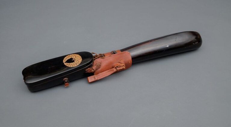 Porte-flèche laqué noir avec un couvercle et des sangles de cuir (dohy?) décoré d’un emblème familiale montrant une Wisteria suspendu (Sagarifuji-mon