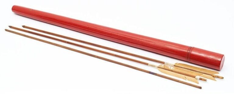 Porte-flèches en laque rouge cinabre contenant trois flèches et une housse de tiss