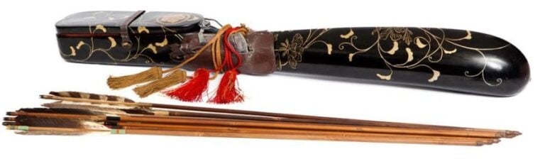 Porte-flèches laqué noir (utsubo) décoré de pivoines et de motifs floraux en laque dorée maki-
