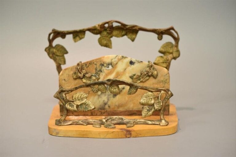 Porte-lettres en marbre brèche et bronze doré à décor de grappes de raisins et de feuilles de vigne, signé au devant sur le bronz