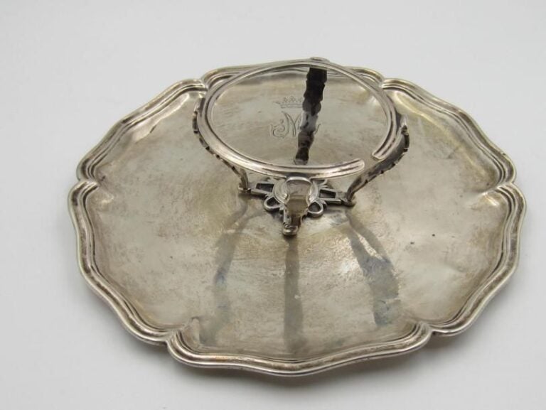 Porte-tasse en argent sur plateau à bords contours; chiffré «M» sous couronne marquisal