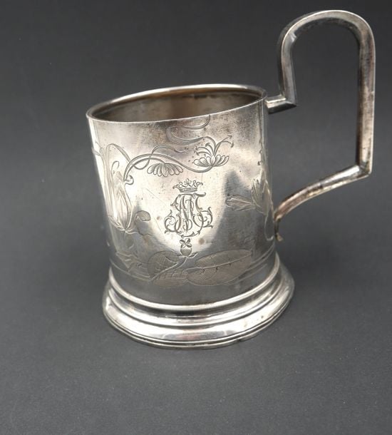 Porte-verre à thé en argent 84 zolotniks (875 millièmes) reposant sur une base circulaire, gravé au centre d'un chiffre sous couronne de marquis, dans un entourage de feuillages de style Art Nouvea