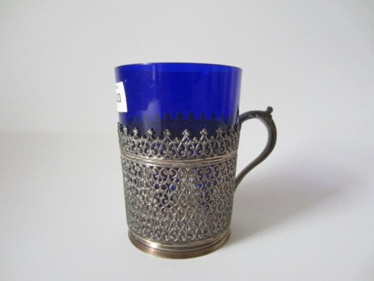 PORTE-VERRE À THÉ en argent entièrement ajouré à décor de rinceaux, anse feuillagé