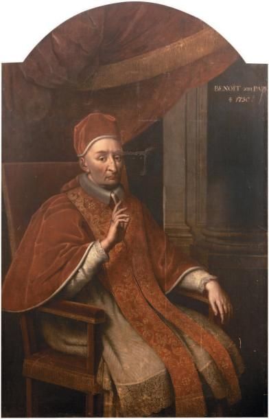 «Portrait du Pape Benoît XIII bénissant» Huile sur toile de forme cintrée dans la partie supérieure (accidents et restaurations anciennes, sans cadre) Annotée Benoît XIII Pape et datée 1730 en haut à droite 155 x 100 cm Issu de la prestigieuse famille Orsini, le religieux dominicain Vincenzo Maria fut élu pape en 1724 sous le nom de Benoît XII