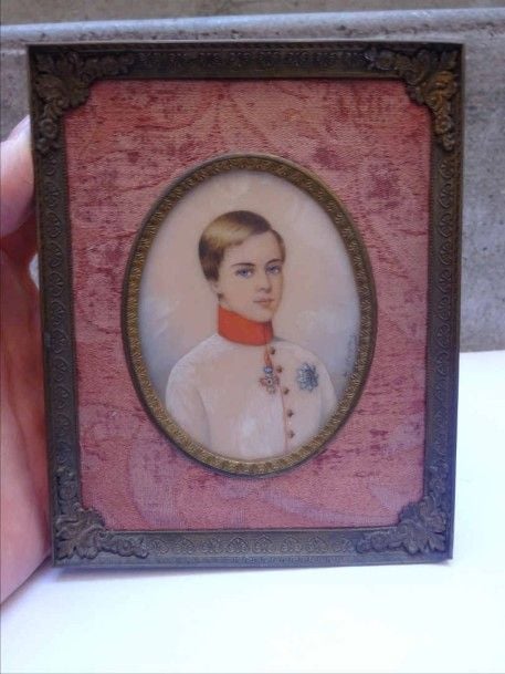 Portrait en buste d'Alexis Romanov Miniature de section ovale Porte une signature (illisible) Présentée dans un cadre photographique en laiton doré et de section rectangulaire
