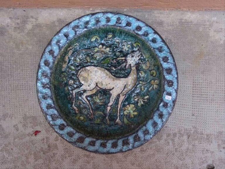 Possiblement Georges LANGLINAY (?, Actif en France dans les années 1960) Plat à la biche Céramique émaillée Signée par étampage au dessous: "FANG" (?