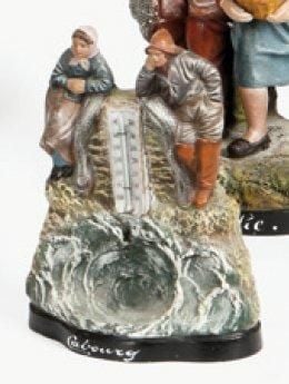 POT À CRAYONS AU COUPLE DE PÊCHEURS Terre cuite polychrome, située Cabourg et ornée d'un petit thermomètr