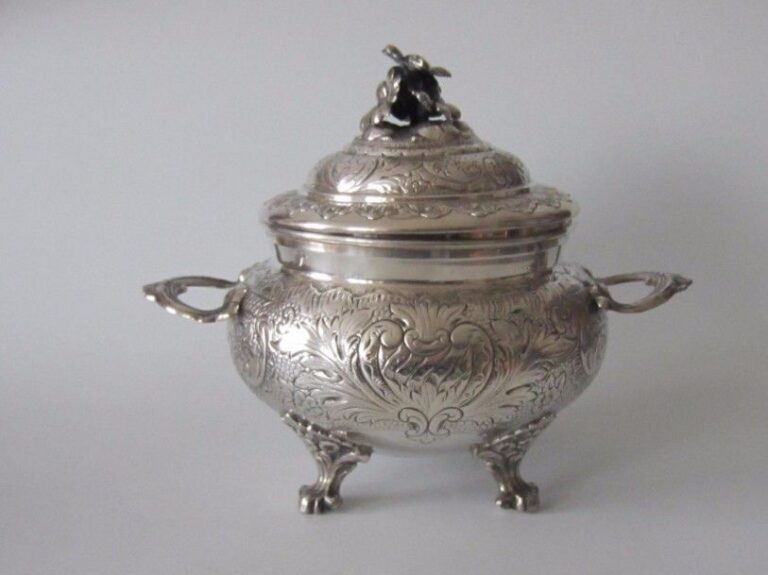 Pot à oille en argent de style Louis XV entièrement gravé de rocailles et rinceaux ; le fretel en forme de quatre fleur