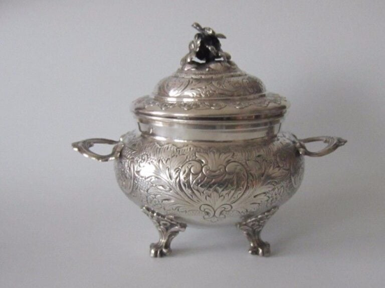 Pot à oille en argent de style Louis XV entièrement gravé de rocailles et rinceaux ; le fretel en forme de quatre fleur