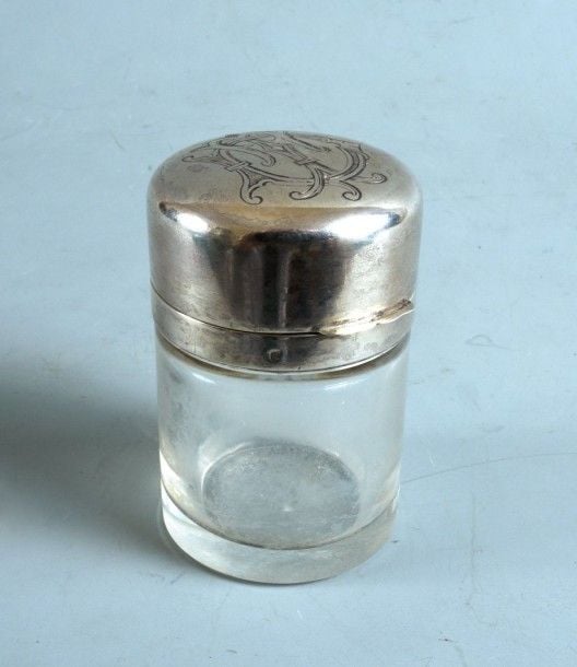 Pot à onguent cylindrique en cristal; couvercle à charnière en argent gravé du monogramme D