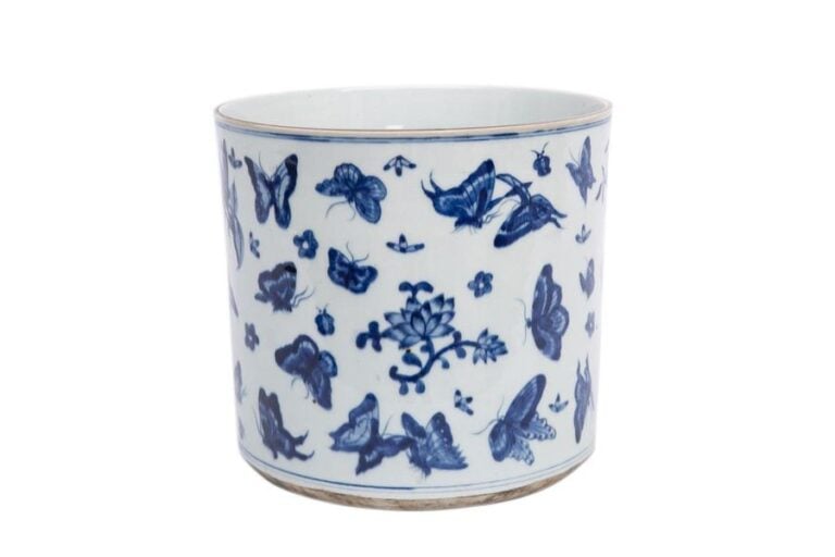 POT A PINCEAUX EN PORCELAINE BLEU BLANC A DECOR DE PAPILLONS, BITONG