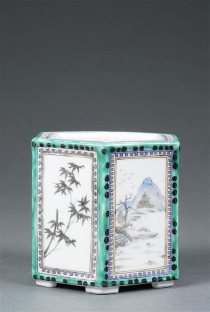 POT A PINCEAUX HEXAGONAL EN PORCELAINE A DECOR EMAILLE POLYCHROME ET EN GRISAILLE, BITONG / BIDONG