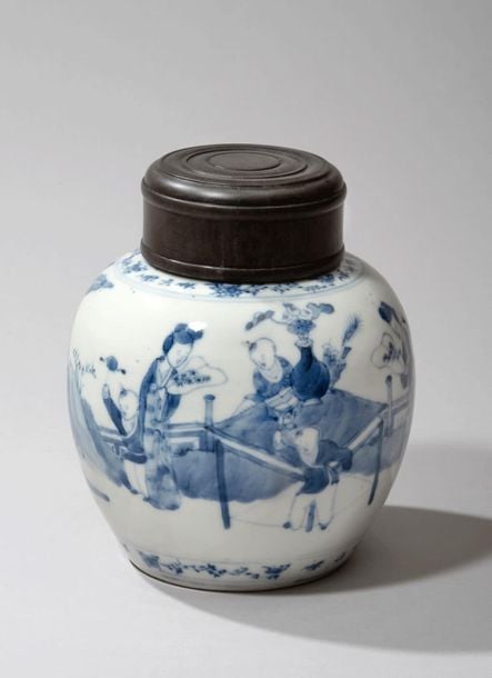 Pot balustre en porcelaine décorée en bleu sous couverte de jeunes femmes et enfants sur une terrass