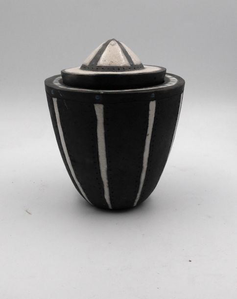 Pot couvert de forme tronconique en céramique grumeleuse noire émaillée à rayures blanches et pointillés bleu
